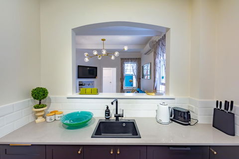 Heritage Townhouse Near Harbour Bridge - Accommodation Gladstone 13