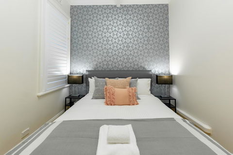 Heritage Townhouse Near Harbour Bridge - Accommodation Gladstone 11