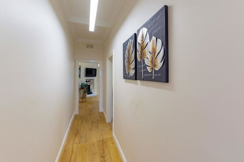 Heritage Townhouse Near Harbour Bridge - Accommodation Gladstone 12