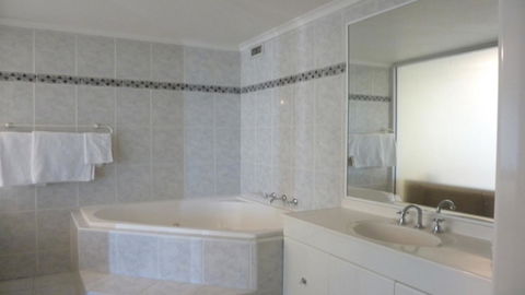 Darling Harbor Apartment - Accommodation Gladstone 3