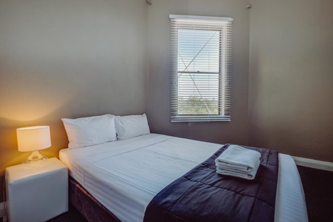 Crossroads Hotel - Accommodation Gladstone 3