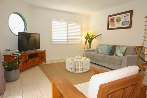 Cossies By The Sea - Accommodation Gladstone 7
