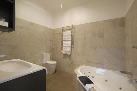 Romanz In The Valley (Luxury B&B) - Accommodation Gladstone 4