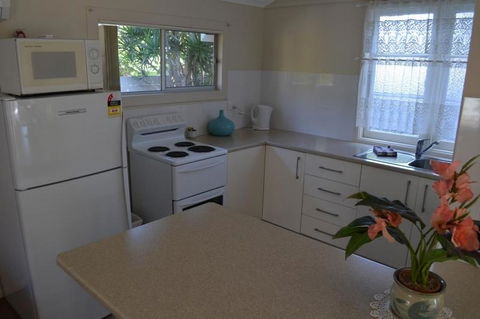 Sundial Holiday Units - Accommodation Gladstone 4