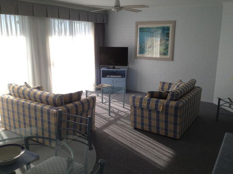 Breakers Apartments - Accommodation Gladstone 6