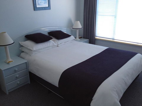 Breakers Apartments - Accommodation Gladstone 4