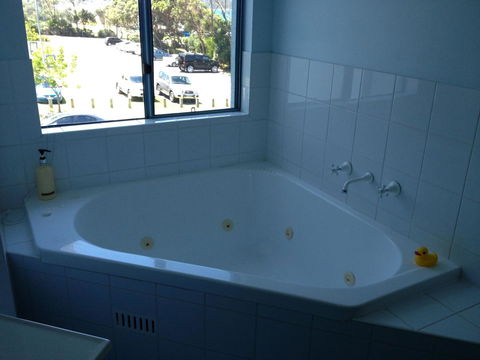 Breakers Apartments - Accommodation Gladstone 2