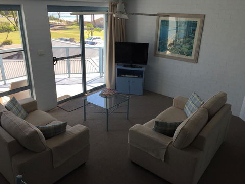 Breakers Apartments - Accommodation Gladstone 12