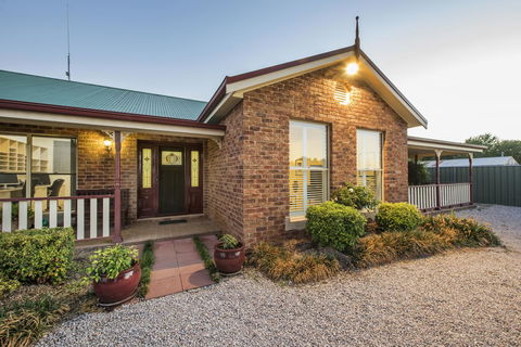 Colonial Court Villas - Accommodation Gladstone 1
