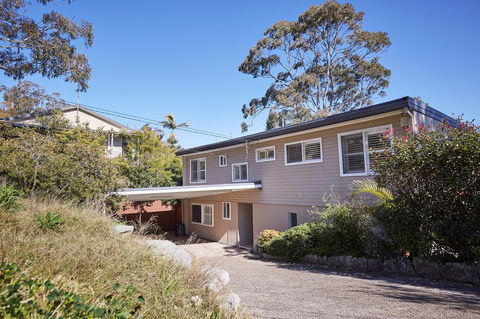 Bright And Spacious Family Home With Leafy Deck - Accommodation Gladstone 32