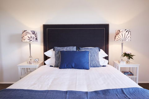 Bright And Spacious Family Home With Leafy Deck - Accommodation Gladstone 6