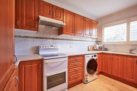 Bright And Spacious Family Home With Leafy Deck - Accommodation Gladstone 17