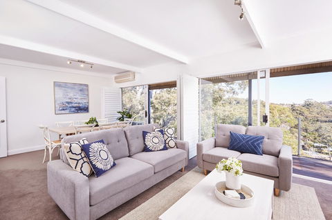 Bright And Spacious Family Home With Leafy Deck - Accommodation Gladstone 0