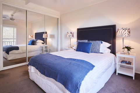 Bright And Spacious Family Home With Leafy Deck - Accommodation Gladstone 5