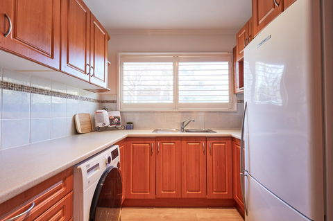 Bright And Spacious Family Home With Leafy Deck - Accommodation Gladstone 18