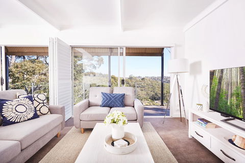 Bright And Spacious Family Home With Leafy Deck - Accommodation Gladstone 14