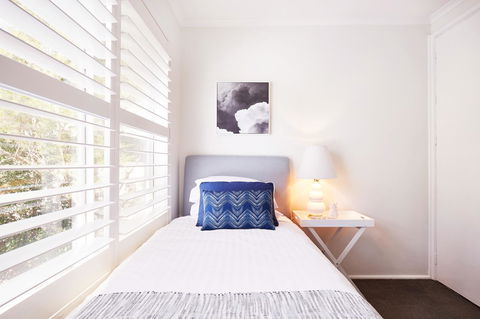 Bright And Spacious Family Home With Leafy Deck - Accommodation Gladstone 25