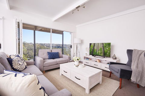 Bright And Spacious Family Home With Leafy Deck - Accommodation Gladstone 3