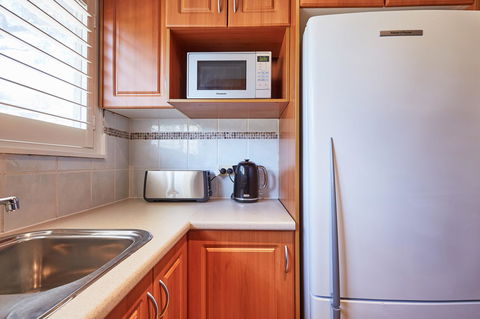Bright And Spacious Family Home With Leafy Deck - Accommodation Gladstone 19