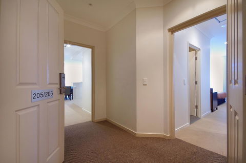 Macquarie Waters Boutique Apartment Hotel - Accommodation Gladstone 7
