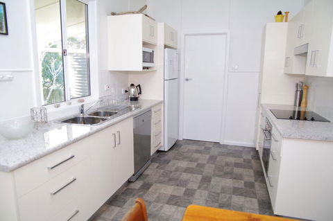 Fleur Cottage, 7 Willow Street - Accommodation Gladstone 2