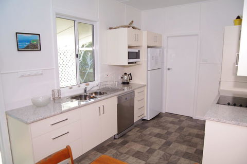 Fleur Cottage, 7 Willow Street - Accommodation Gladstone 7