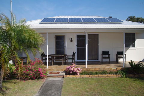 Fleur Cottage, 7 Willow Street - Accommodation Gladstone 4