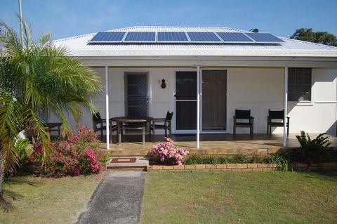 Fleur Cottage, 7 Willow Street - Accommodation Gladstone 1