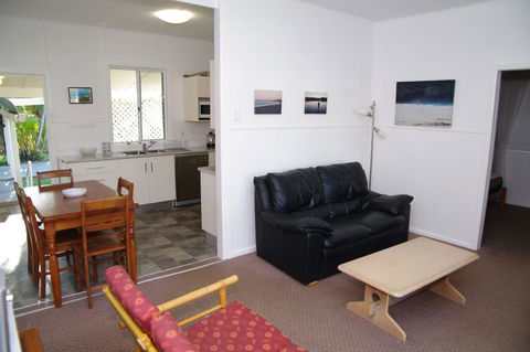 Fleur Cottage, 7 Willow Street - Accommodation Gladstone 5