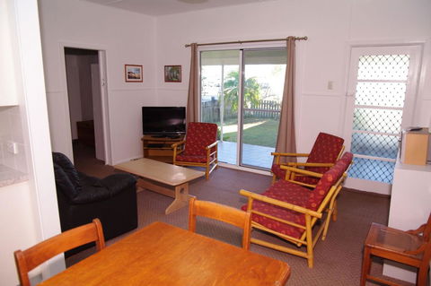 Fleur Cottage, 7 Willow Street - Accommodation Gladstone 6