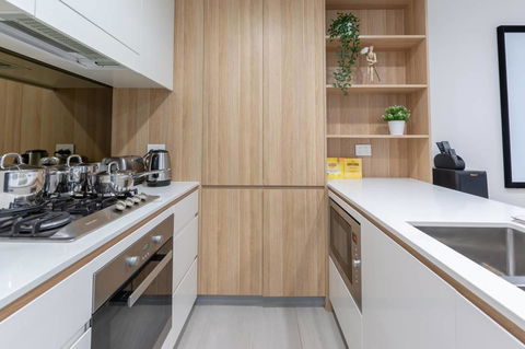 Japanese Style Waterfront Apt Wt Rooftop Pool - Accommodation Gladstone 13