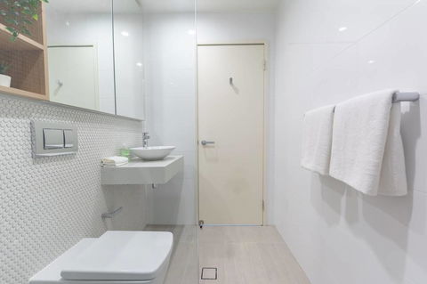 Japanese Style Waterfront Apt Wt Rooftop Pool - Accommodation Gladstone 5