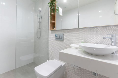 Japanese Style Waterfront Apt Wt Rooftop Pool - Accommodation Gladstone 12