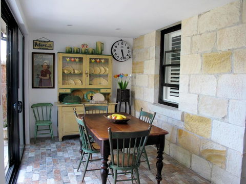 Apple Tree Cottage - Accommodation Gladstone 0