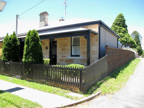 Apple Tree Cottage - Accommodation Gladstone 1