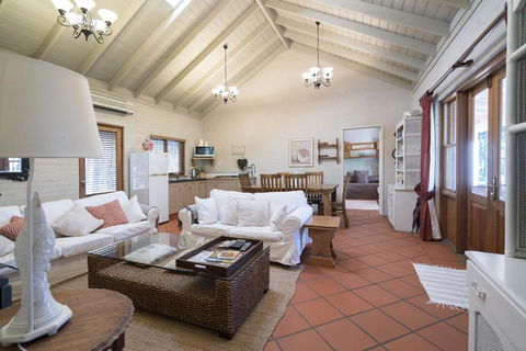 Thistle Hill Guesthouse - Walk To Many Wineries And Restaurants - Accommodation Gladstone 34