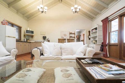 Thistle Hill Guesthouse - Walk To Many Wineries And Restaurants - Accommodation Gladstone 29