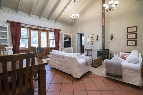 Thistle Hill Guesthouse - Walk To Many Wineries And Restaurants - Accommodation Gladstone 32