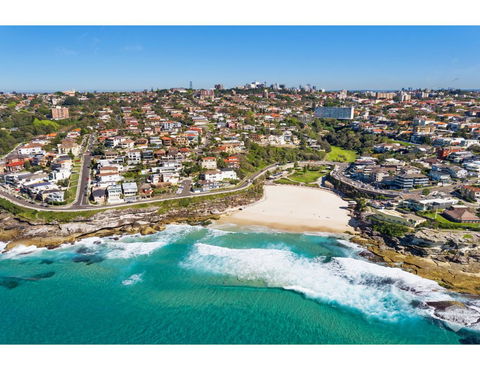 Oceanside Elegance At Superb Home Steps From Sand - Accommodation Gladstone 23
