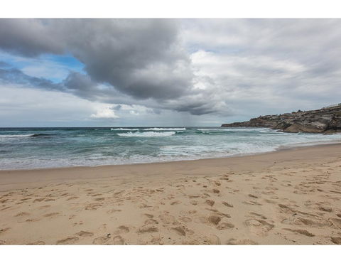 Oceanside Elegance At Superb Home Steps From Sand - Accommodation Gladstone 22