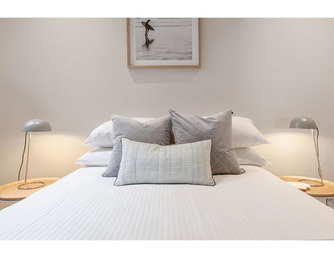 Oceanside Elegance At Superb Home Steps From Sand - Accommodation Gladstone 11