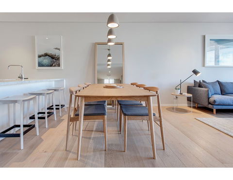 Oceanside Elegance At Superb Home Steps From Sand - Accommodation Gladstone 6