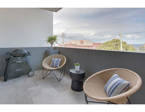 Oceanside Elegance At Superb Home Steps From Sand - Accommodation Gladstone 14