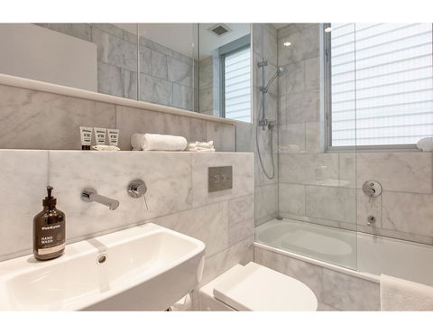 Oceanside Elegance At Superb Home Steps From Sand - Accommodation Gladstone 3
