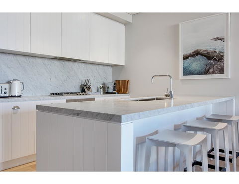 Oceanside Elegance At Superb Home Steps From Sand - Accommodation Gladstone 2