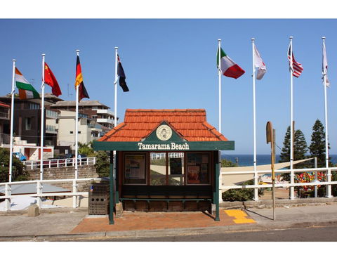 Oceanside Elegance At Superb Home Steps From Sand - Accommodation Gladstone 24