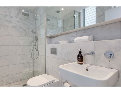 Oceanside Elegance At Superb Home Steps From Sand - Accommodation Gladstone 12