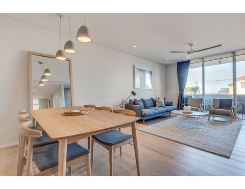 Oceanside Elegance At Superb Home Steps From Sand - Accommodation Gladstone 5