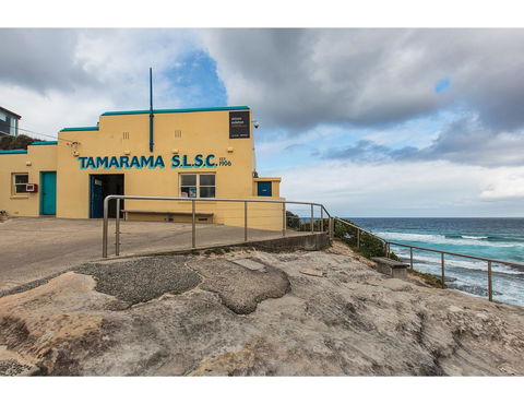 Oceanside Elegance At Superb Home Steps From Sand - Accommodation Gladstone 21