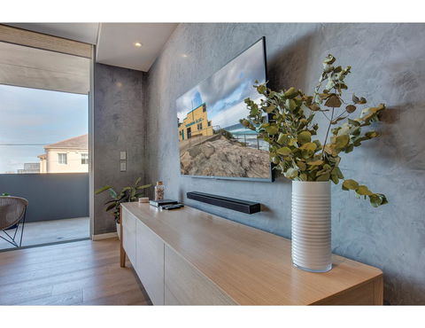 Oceanside Elegance At Superb Home Steps From Sand - Accommodation Gladstone 13